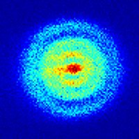 Imagem de um átomo de hidrogénio obtida por um microscópio de fotoionização. A probabilidade de encontrar o electrão numa dada região pode ser obtida integrando o quadrado do módulo da sua função de onda nessa região.