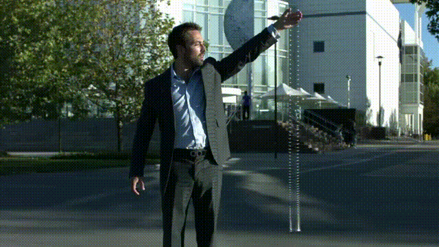 Movimento de uma mola em queda livre. Este movimento pode ser estudado matematicamente usando a equa��o das ondas.